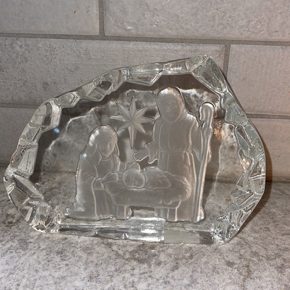Nativity Scene Christmas Holiday Etched Glass Iceberg LE Smith Paperweight #294 - Picture 3 of 9
